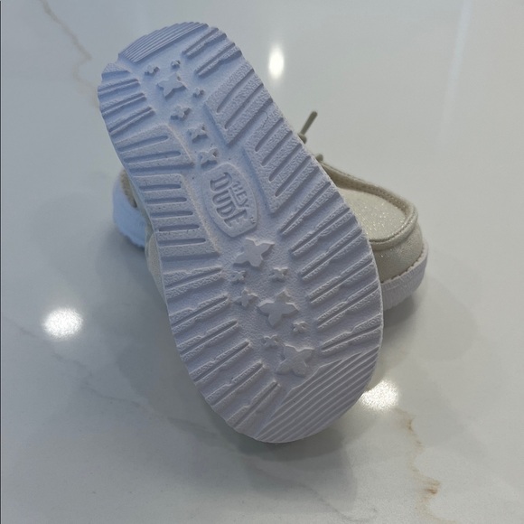 Hey Dude Infant Sparkly Cream Sneakers, size 4 - Picture 4 of 4